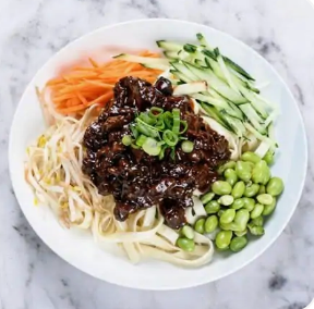 N3. Vegetarian fried sauce noodles, served with vegetables and dried tofu