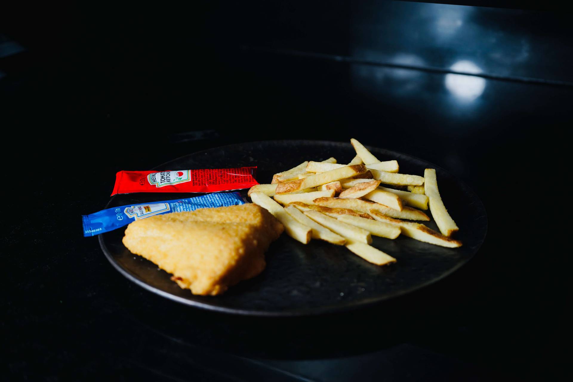 KINDERN - HÄHNCHENSCHNITZEL MIT POMMES