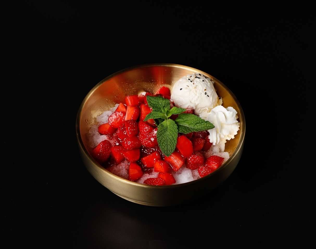 Erdbeer-Bingsu: Mit frischen Erdbeerscheiben und fruchtigem Erdbeer-Püree