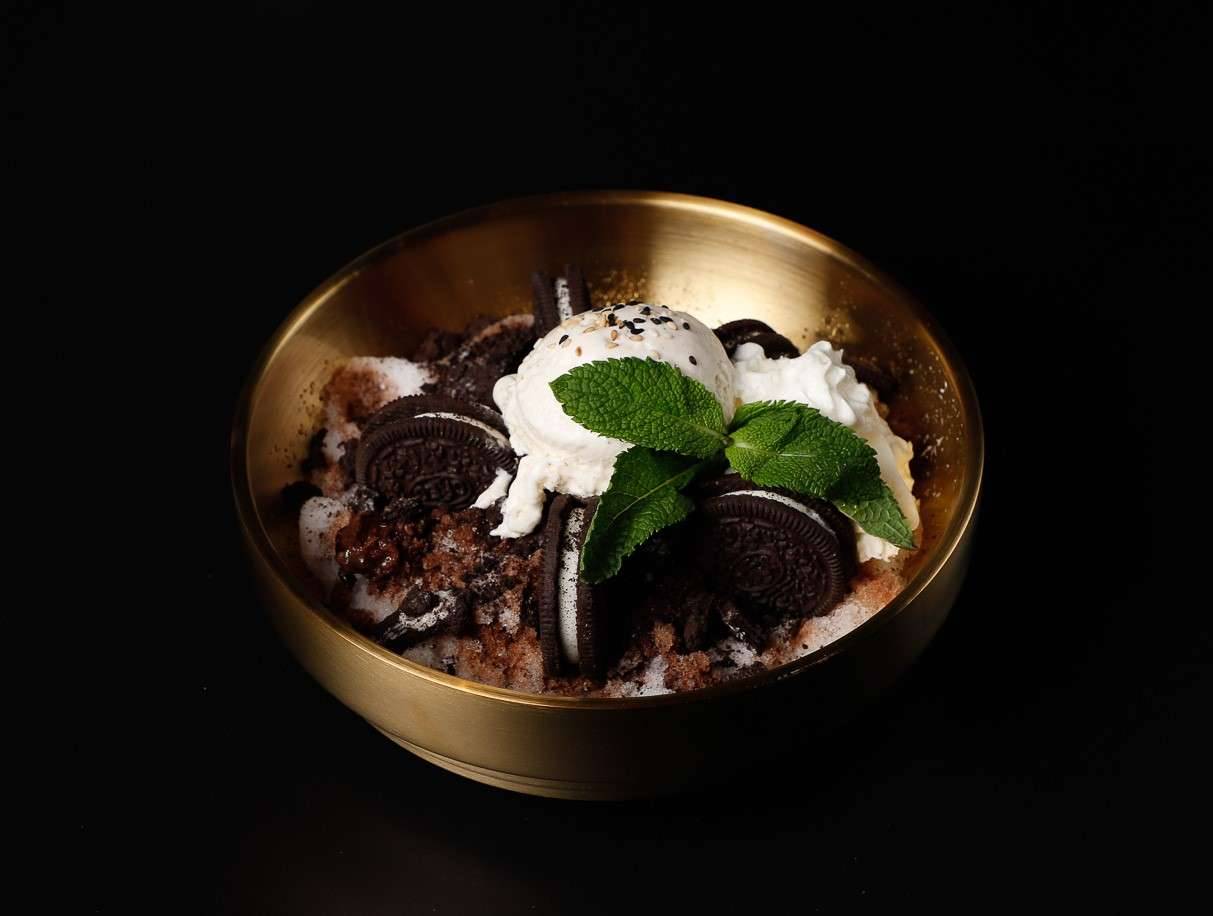 Choco-Oreo-Banane Bingsu: Mit knusprigen Oreo-Keksen, Vanilleeis und Schokosauce