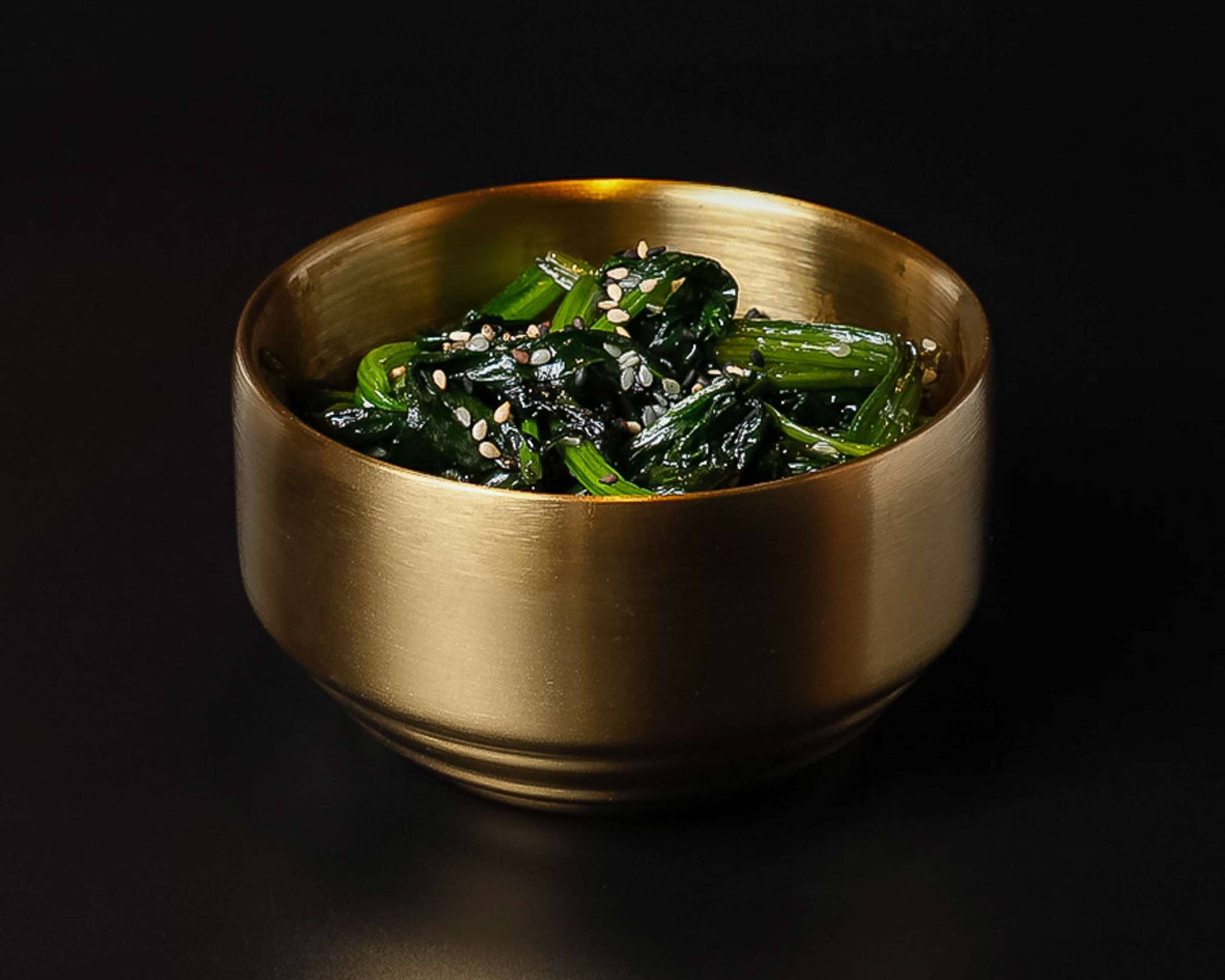 Leaf spinach with garlic and sesame