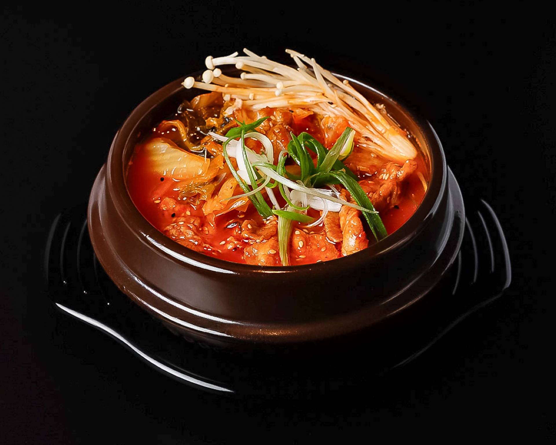 KIMCHI JJIGAE STEW mit Schweinefleisch Suppe mit Reis als Beilage