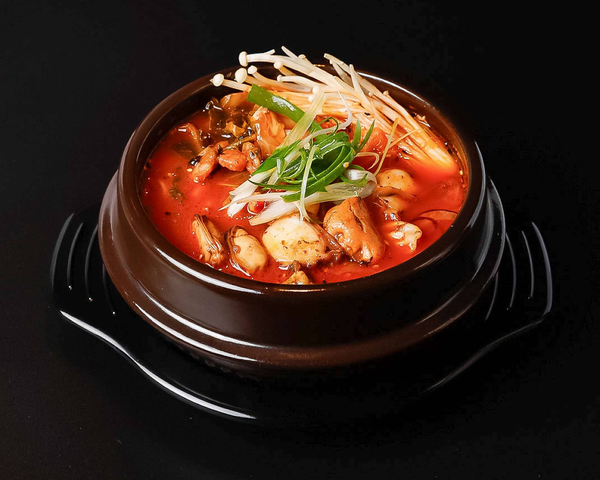 KIMCHI JJIGAE STEW mit Meeresfrüchten Suppe mit Reis als Beilage