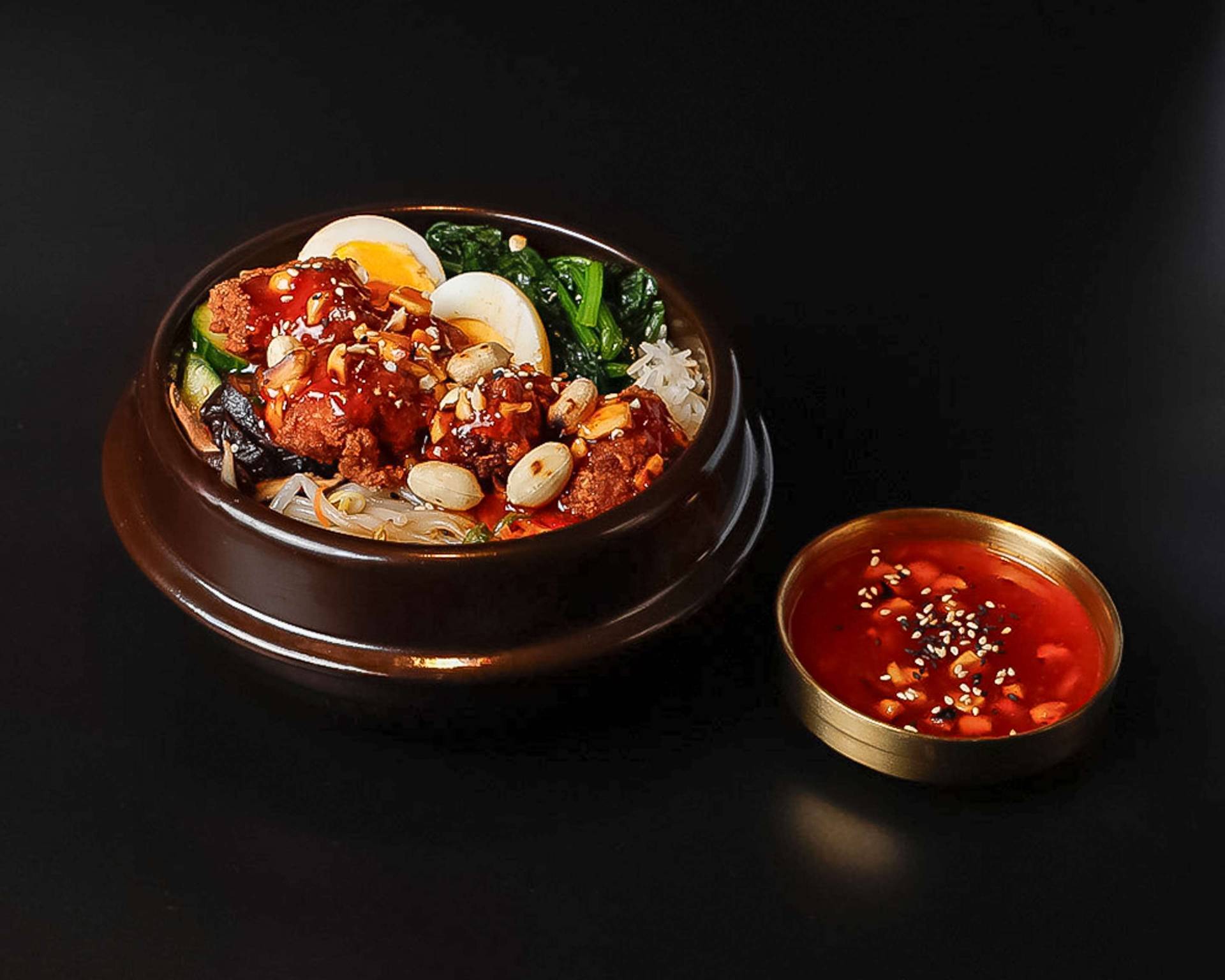 BIBIMBAP KOREAN RICE BOWL Fried Chicken, Sweet-Spicy-Sauce und Erdnüssen