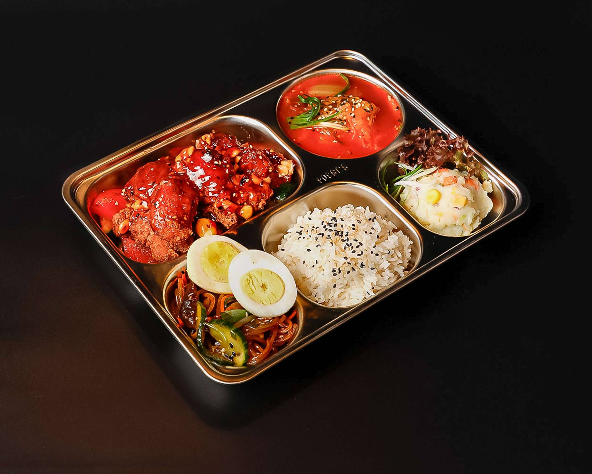 DOSIRAK SET (BENTO-STYLE) Fried Chicken, Sweet-Spicy-Sauce und Erdnüssen