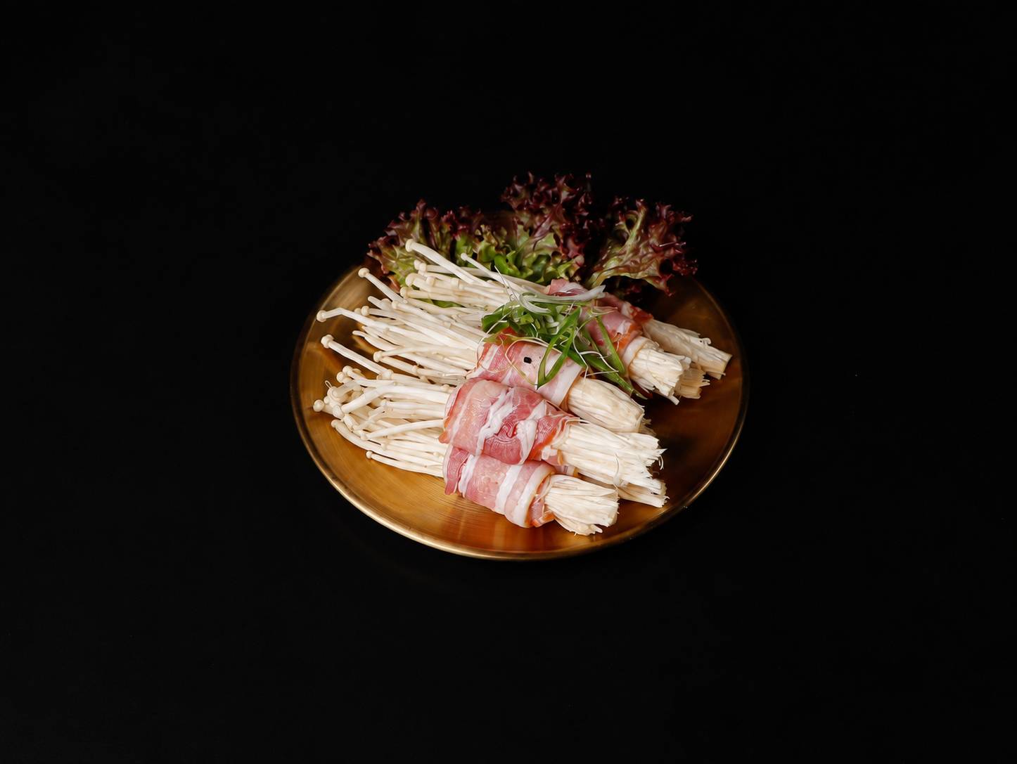Enoki im Bacon Mantel