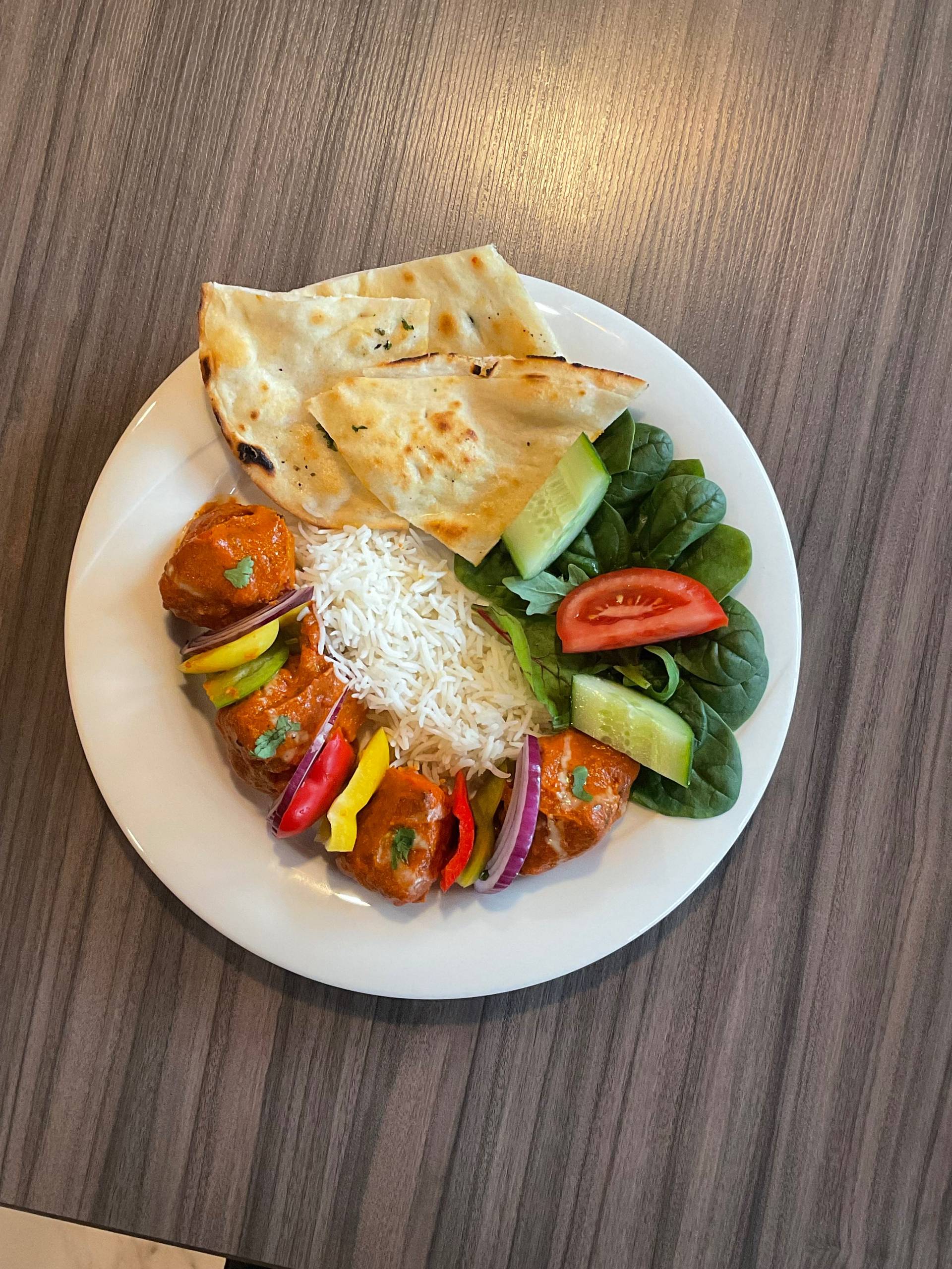 Chicken Tikka masala mit reis und naan brot