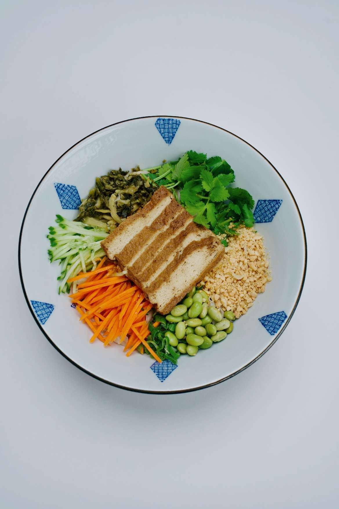 Bandnudeln mit schwarzer Trüffel-Sojabohnenpaste und Tofu