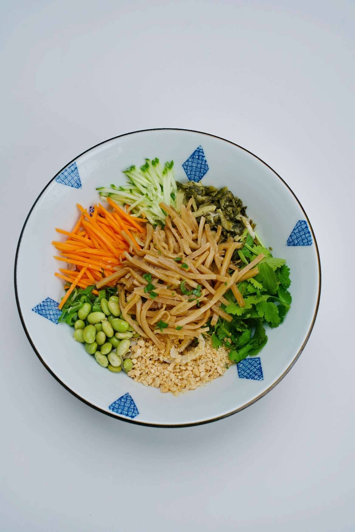 Bandnudeln mit Frühlingszwiebel-Öl, Sesamsauce und Bambusstreifen