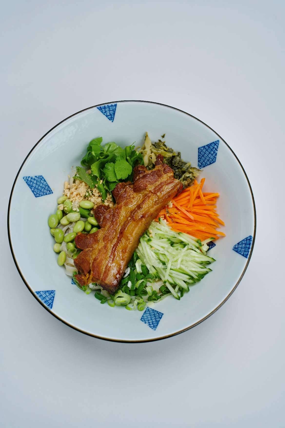 Bandnudeln mit Frühlingszwiebel-Öl und Schweinebauch