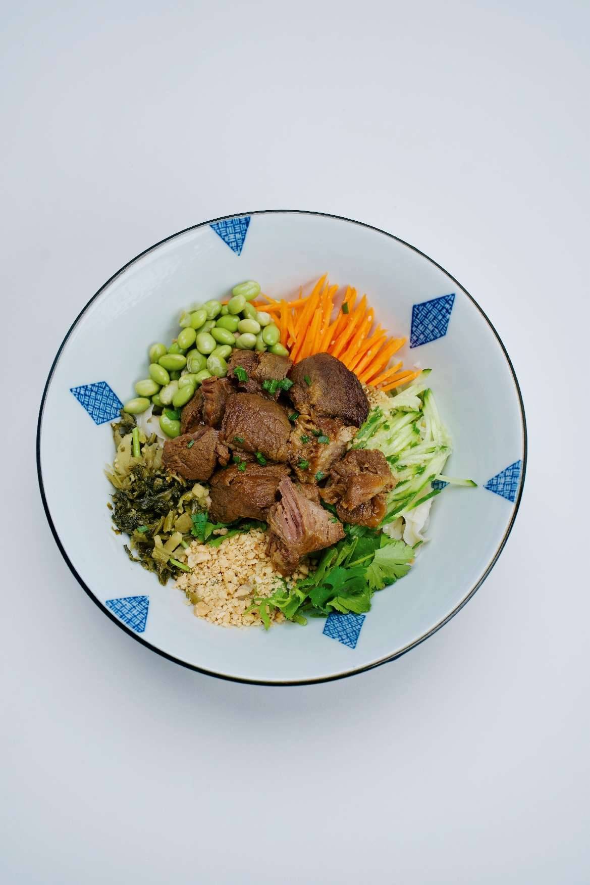 Bandnudeln mit Erdnuss-Sesampaste, Chiliöl und Rindfleisch