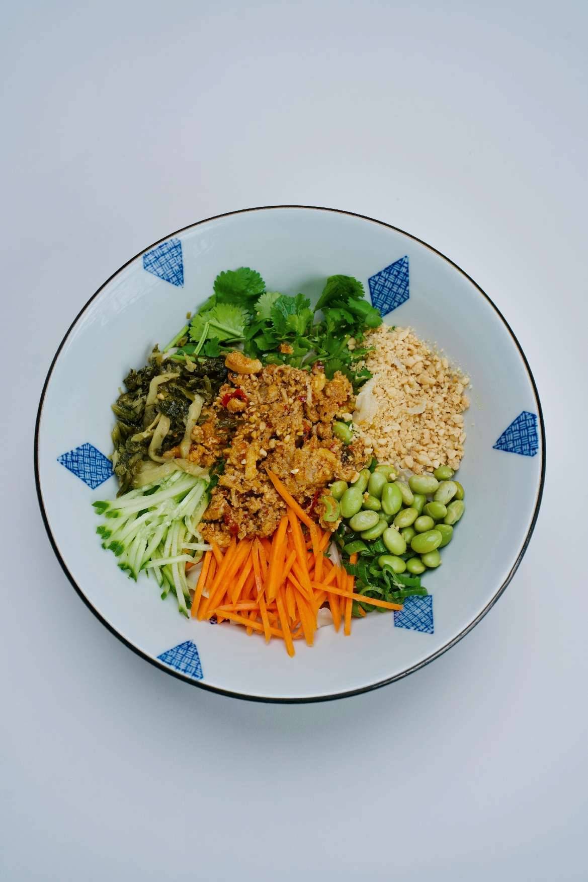 Bandnudeln in Tom-Yum Soße mit Zitronengras-Hähnchen