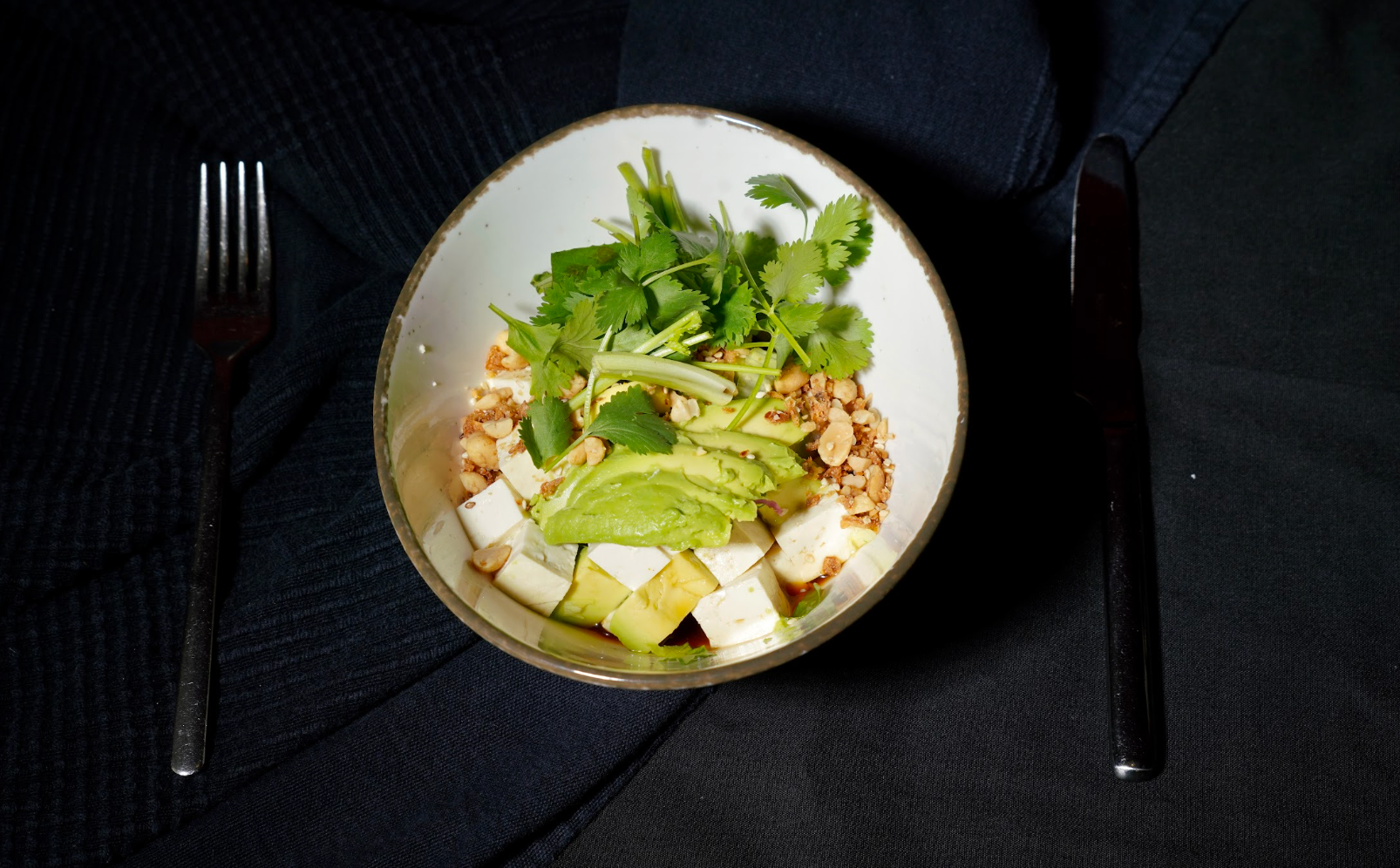 Avocado-Seidentofu-Salat mit Nussmix