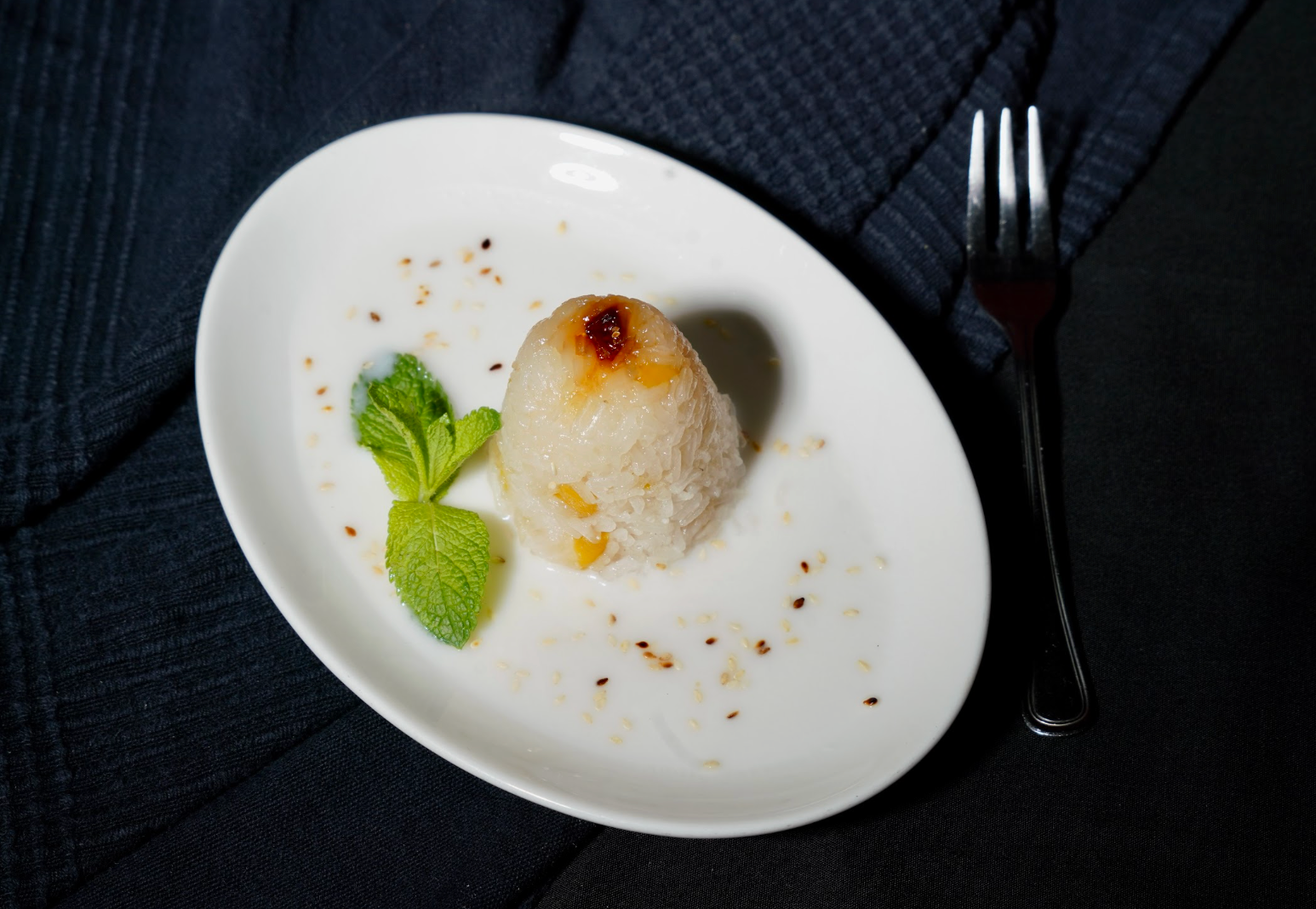 Gedämpfter Klebreis mit Mango und Kokoscreme