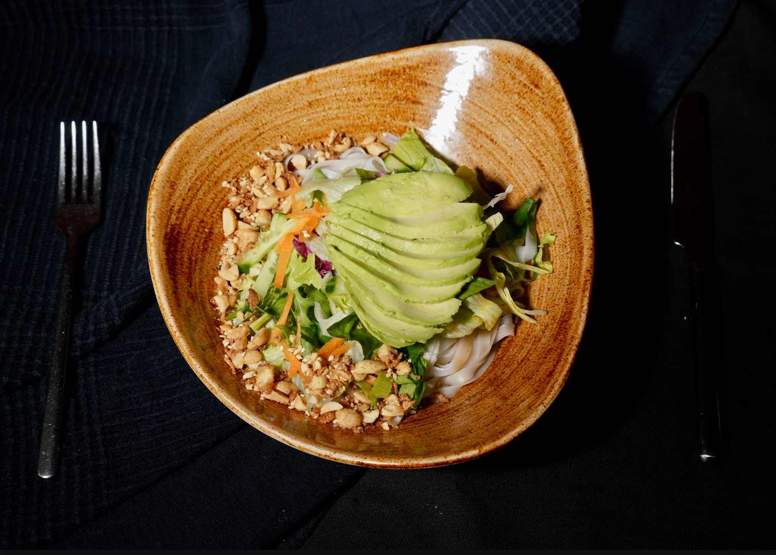 Lauwarmer Reisnudelsalat mit Avocado, Koriander & Nussmix