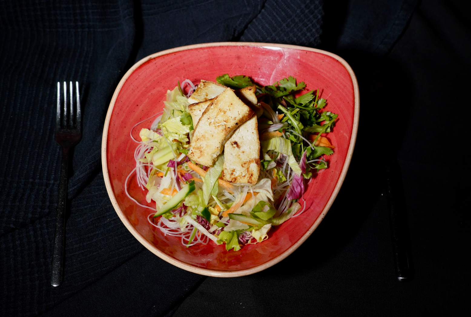 Scharfer lauwarmer Glasnudelsalat mit Koriander
