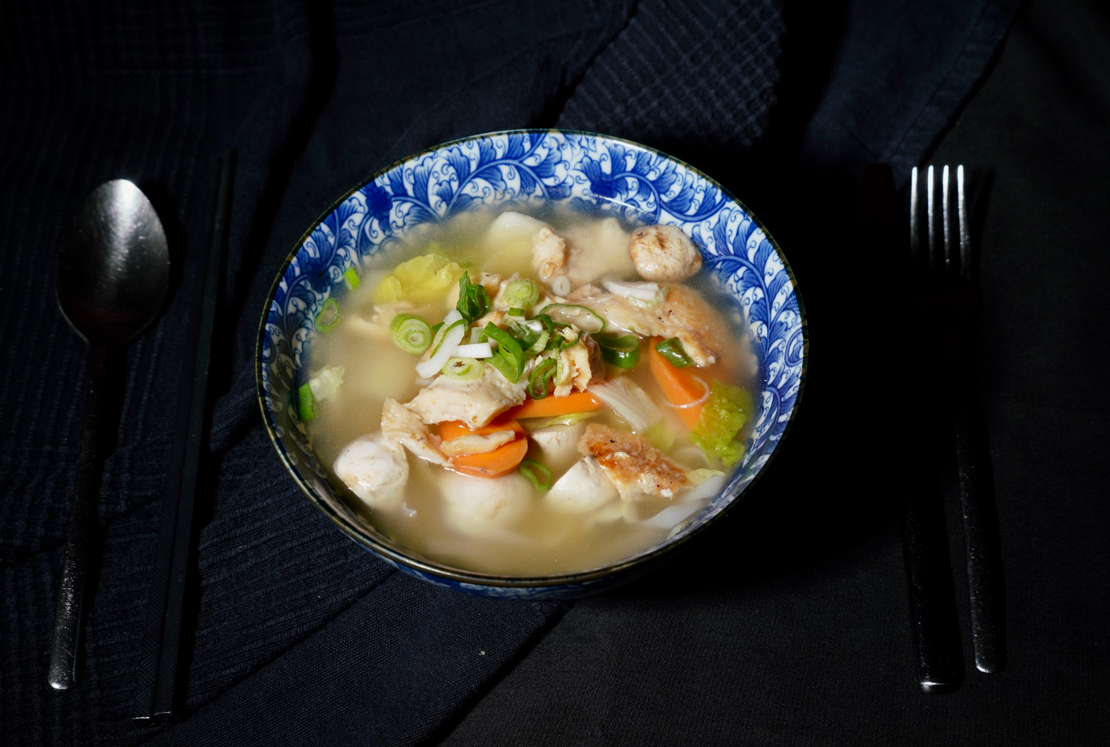 Shanghai-Reisnudelsuppe mit Huhn