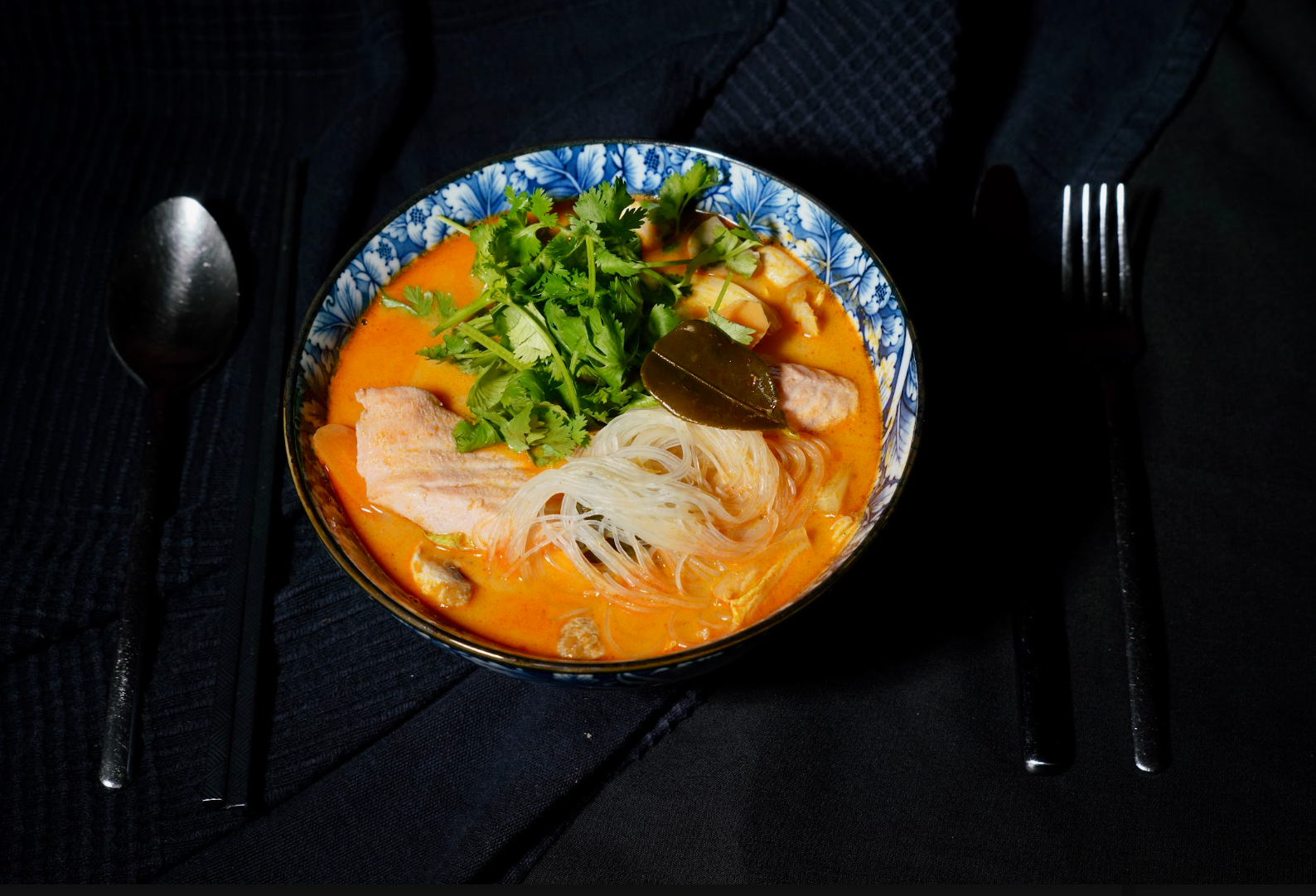 Große Glasnudelsuppe mit Lachs
