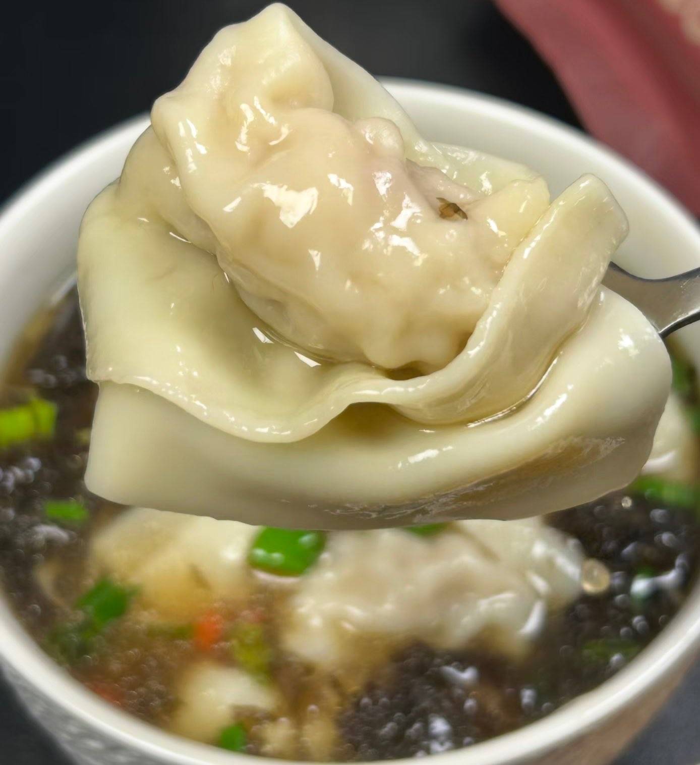 Wantan Suppe mit schweinefleisch und garnelen Füllung（10 stk)）