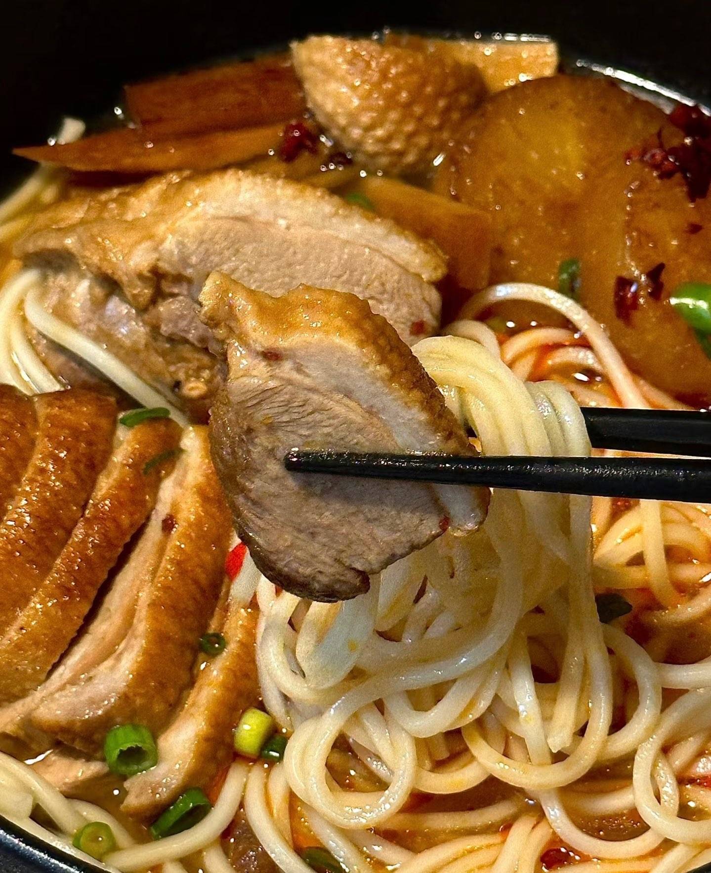 Nudelsuppe mit Knuspriger Ente 红烧炸鸭面