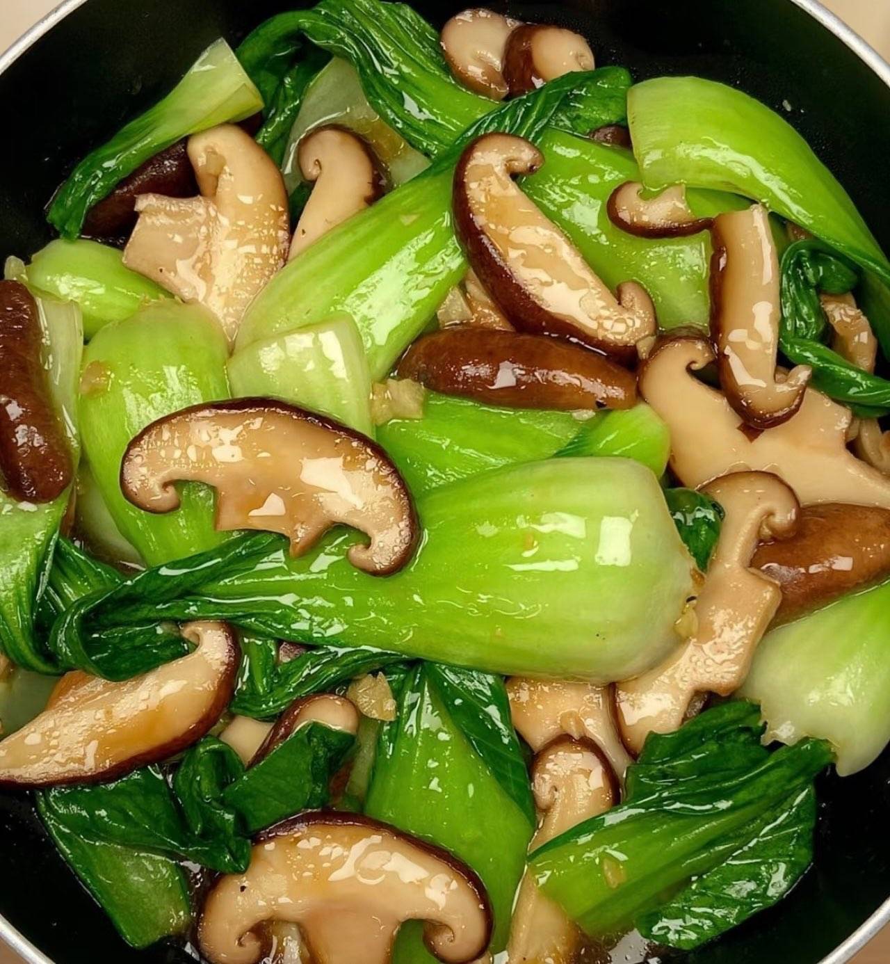 青菜炒香菇Mini Pak Choi mit Shiitake-Pilze