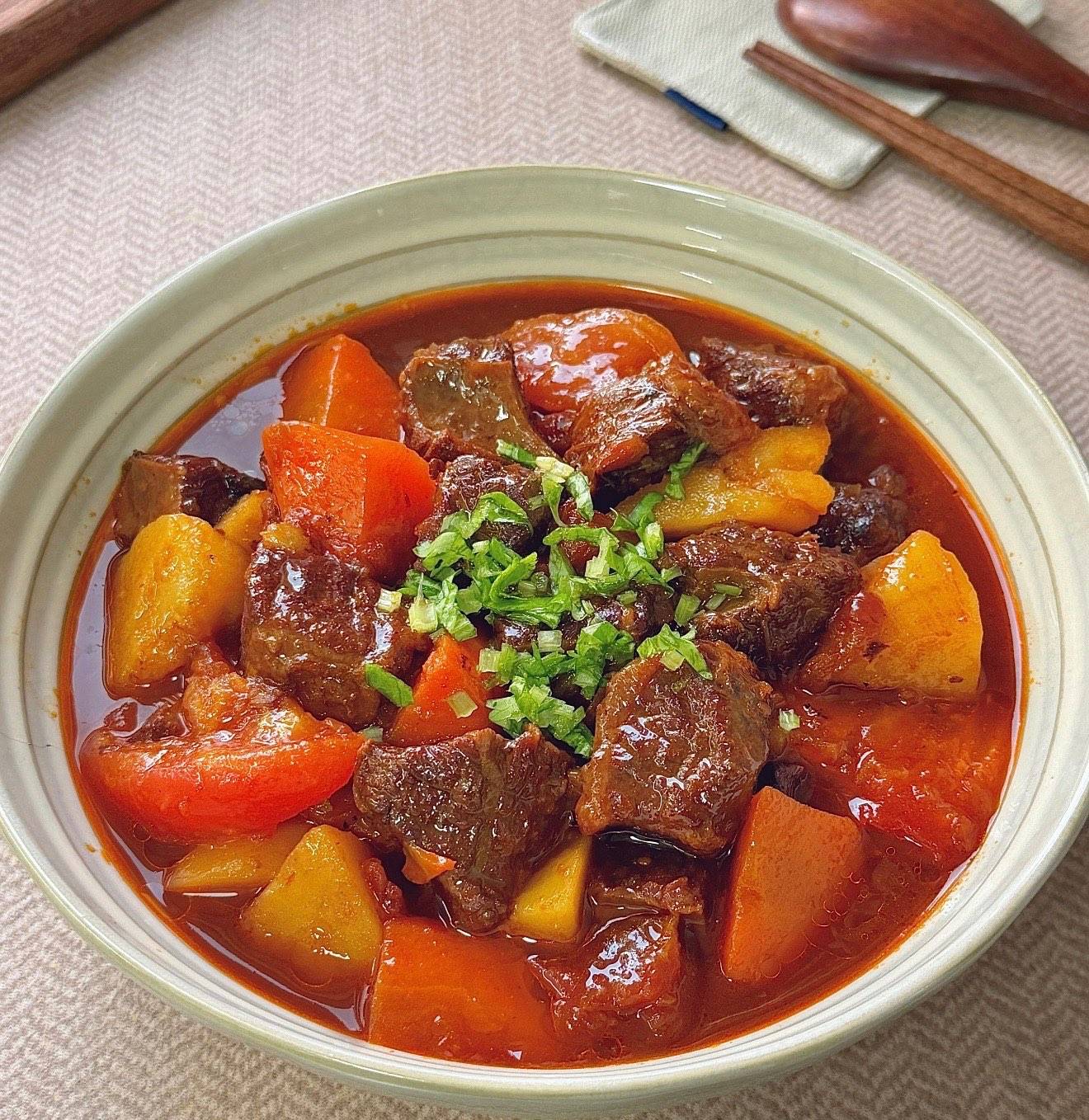 红焖牛腩 🌶️Rot geschmortes Rindfleisch mit Kartoffeln und Karotten