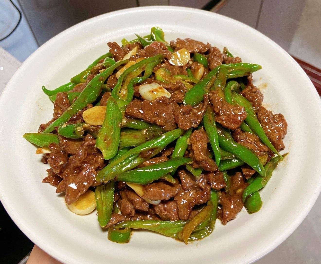 尖椒牛柳 Wok Rindfleisch mit Peperoni (sharf)