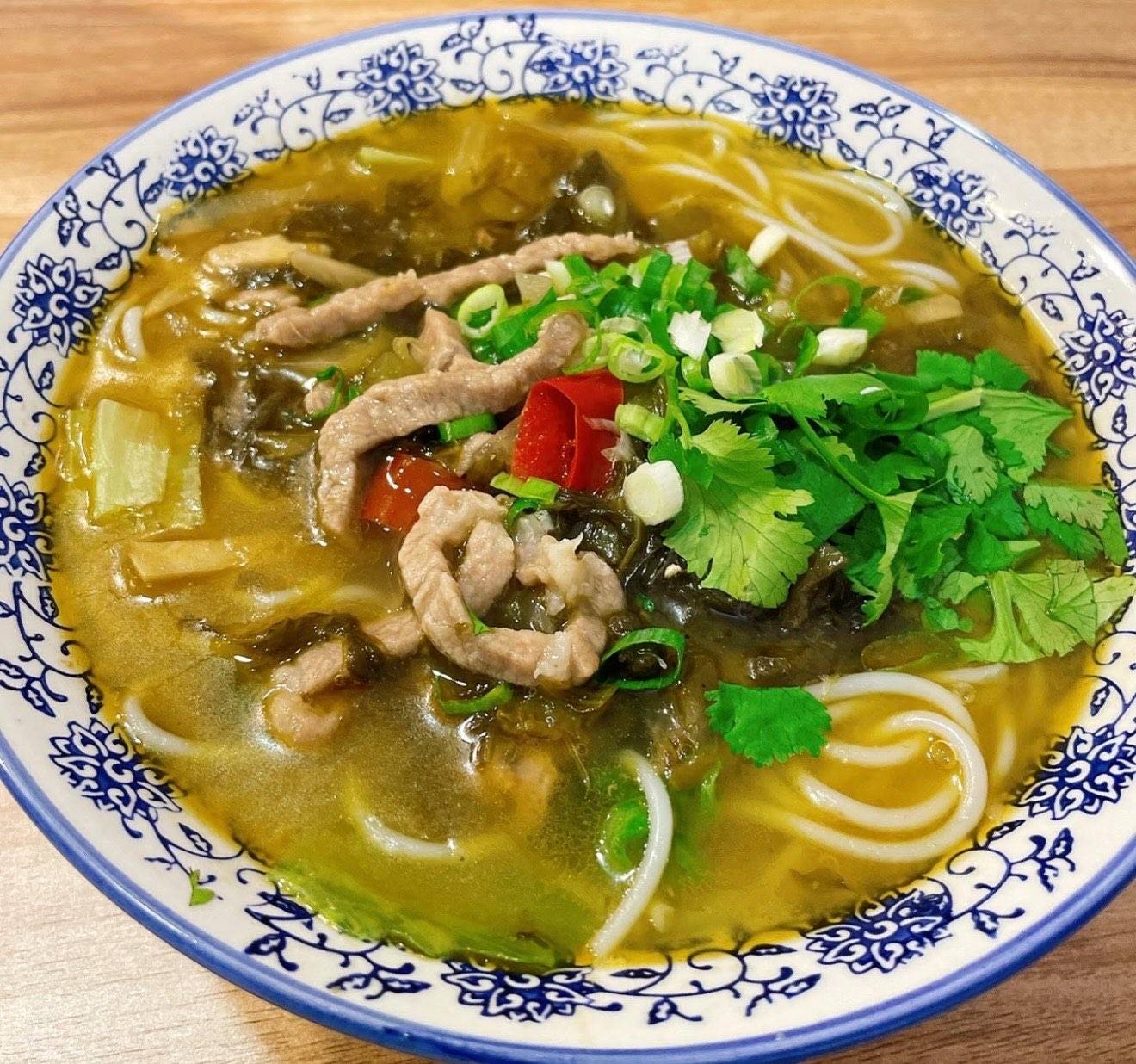 Sauerkraut-Reisnudelsuppe mit Schweinefleischstreifen (Chinesisch: 酸菜肉丝米线（猪肉）)