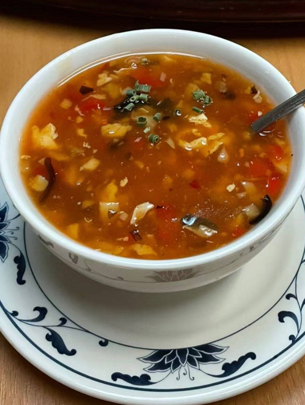 Sauer-scharf-Suppe mit Ei 🌶️
