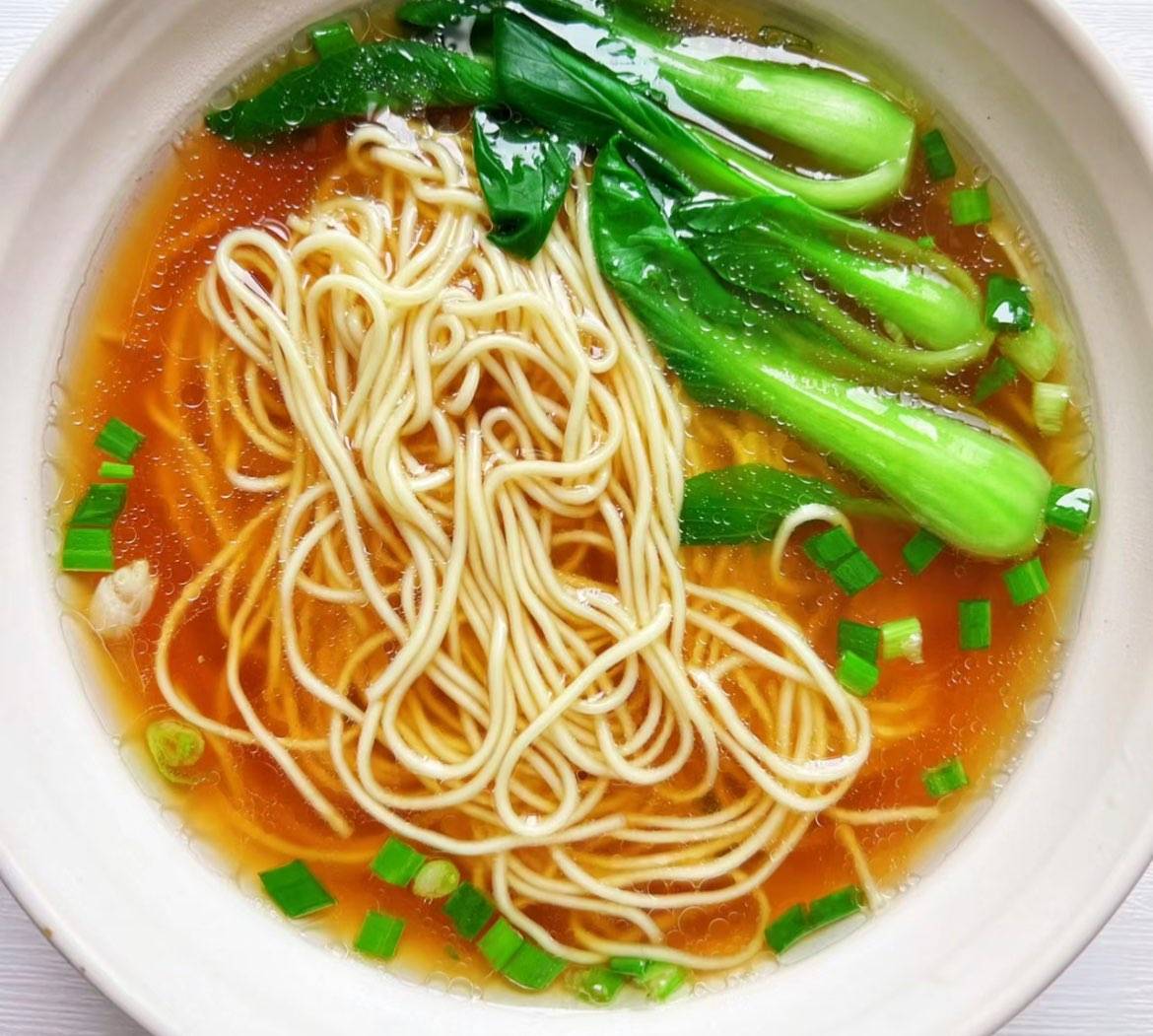 素汤面Nudelsuppe mit Gemüse