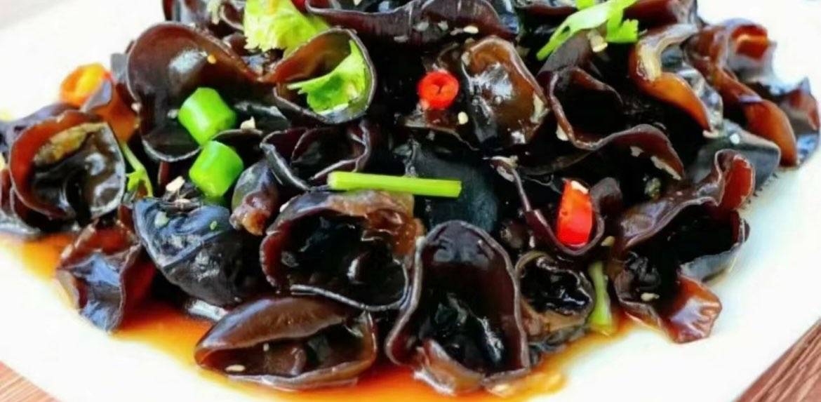 青椒木耳Knackige Mu-Err-Pilze Knoblauch und Essig-Dressing.