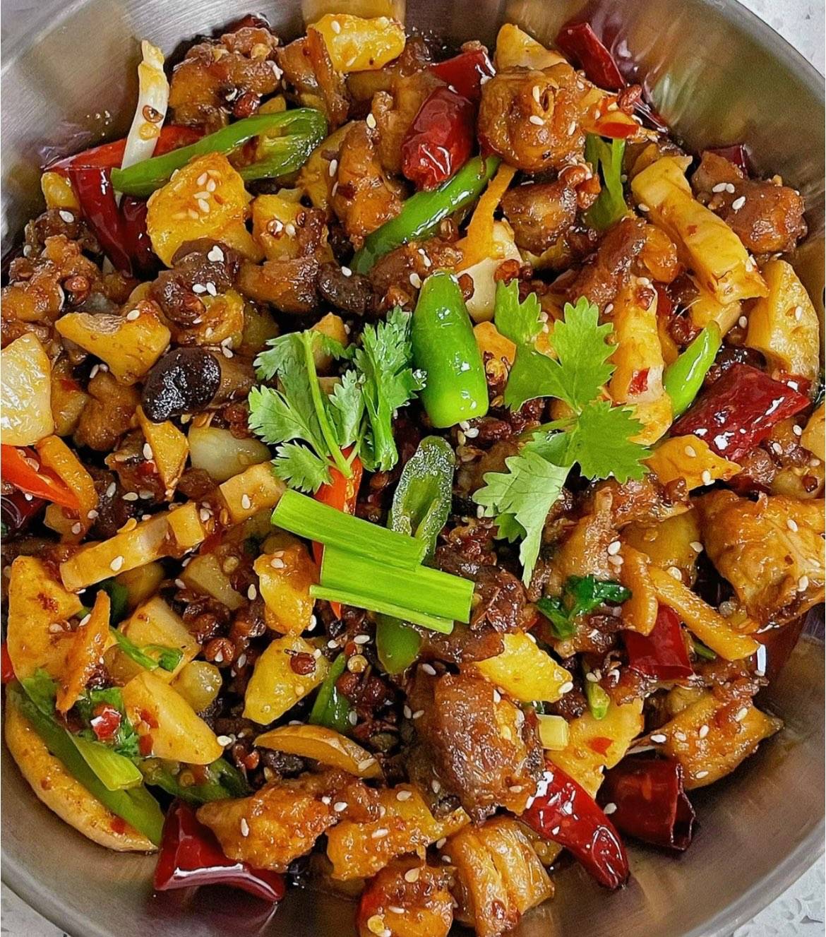 (NO 69.)干锅鸡gebratenes Hühnerfleisch mit Gemüse und Chili Blütenpfeffer