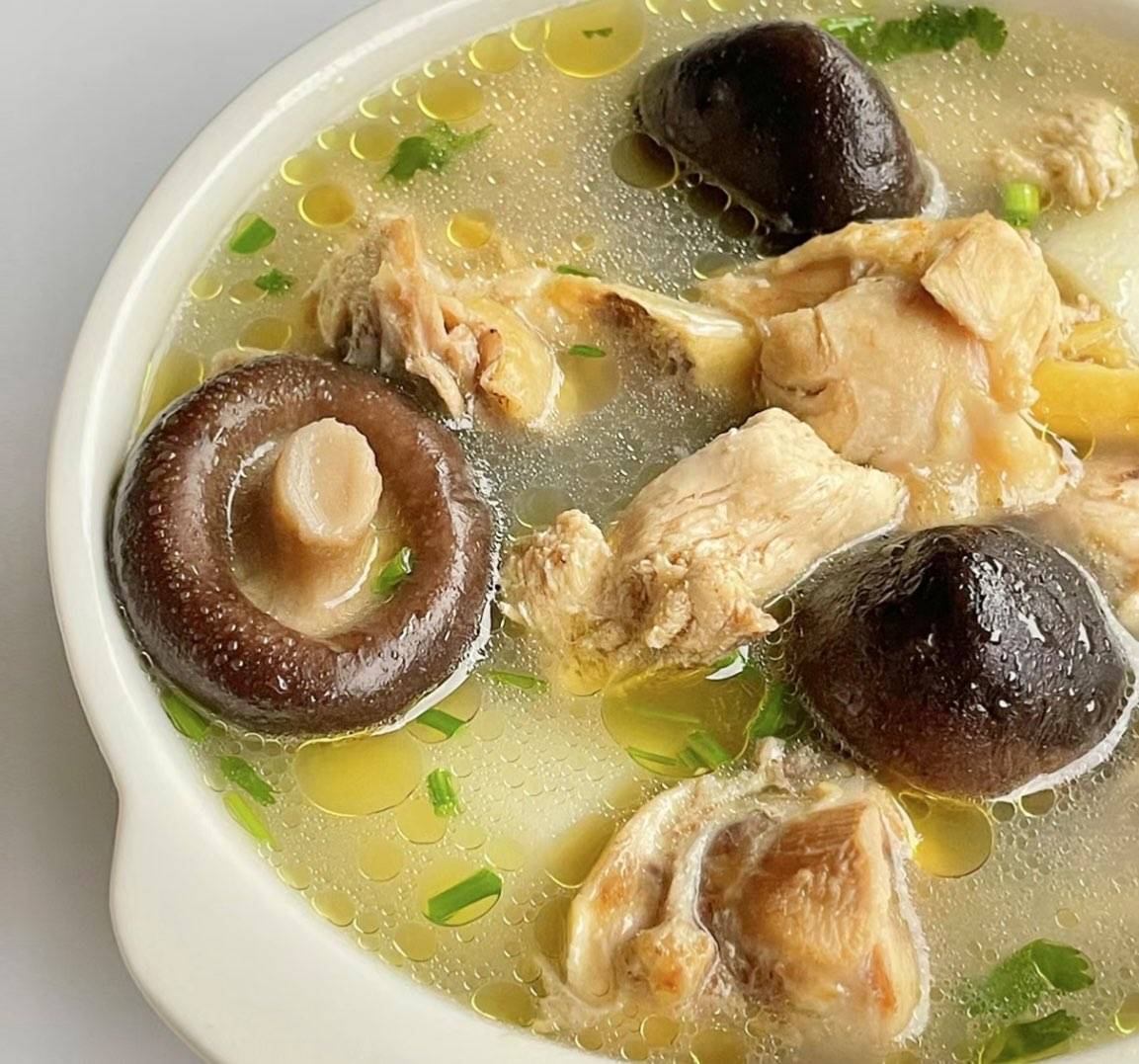 Hühnersuppe mit Pilz 鸡肉蘑菇汤