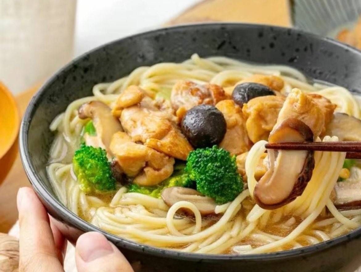 鸡肉汤面Nudelsuppe mit Hühnerfleisch & Gemüse  pilz