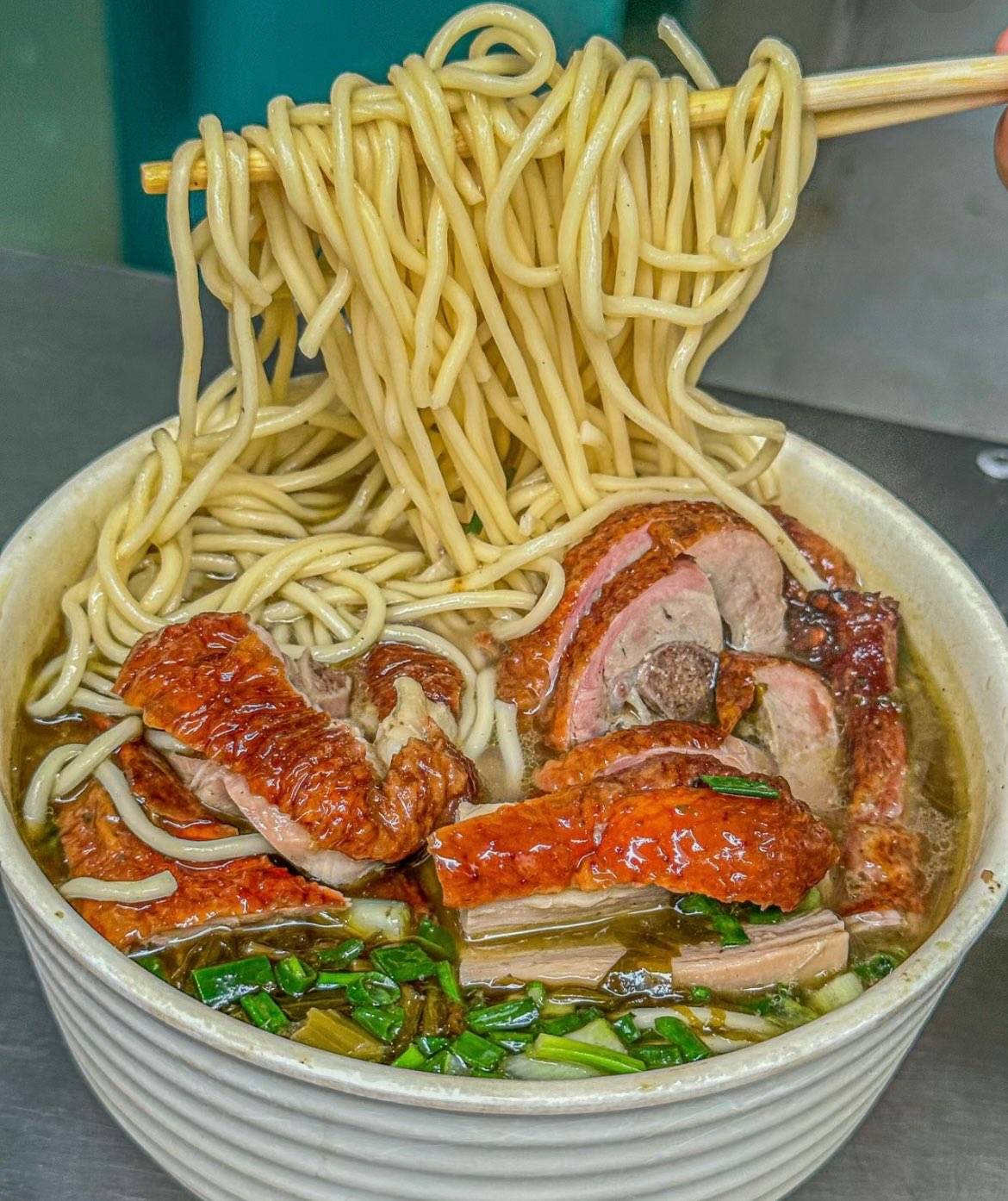 Nudelsuppe mit Knuspriger Ente 红烧炸鸭面