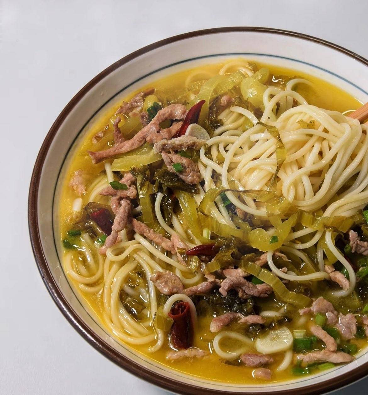 酸菜肉丝米线（scharf)Sauerkraut- Rice Nudeln mit Schweinefleischstreifen