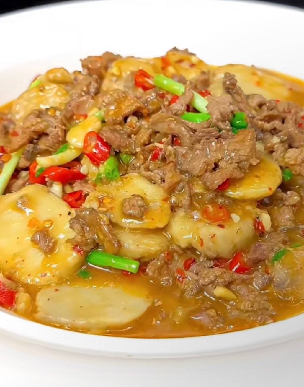 Zartes Rindfleisch mit Taro 芋子滑牛肉（sharf）