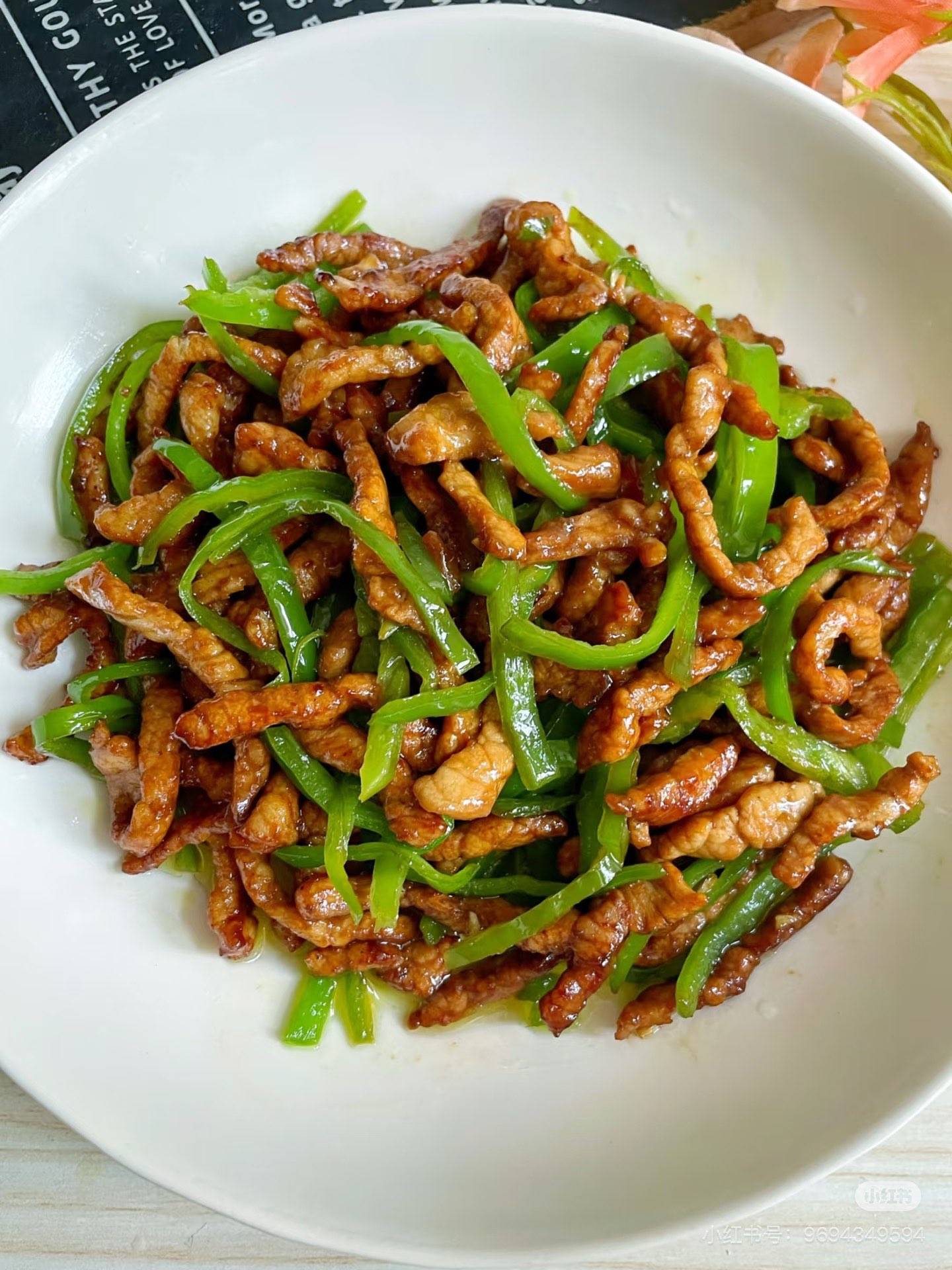 青椒肉丝 （nicht sharf）Gebratene Schweinefleischstreifen mit grüner Paprika