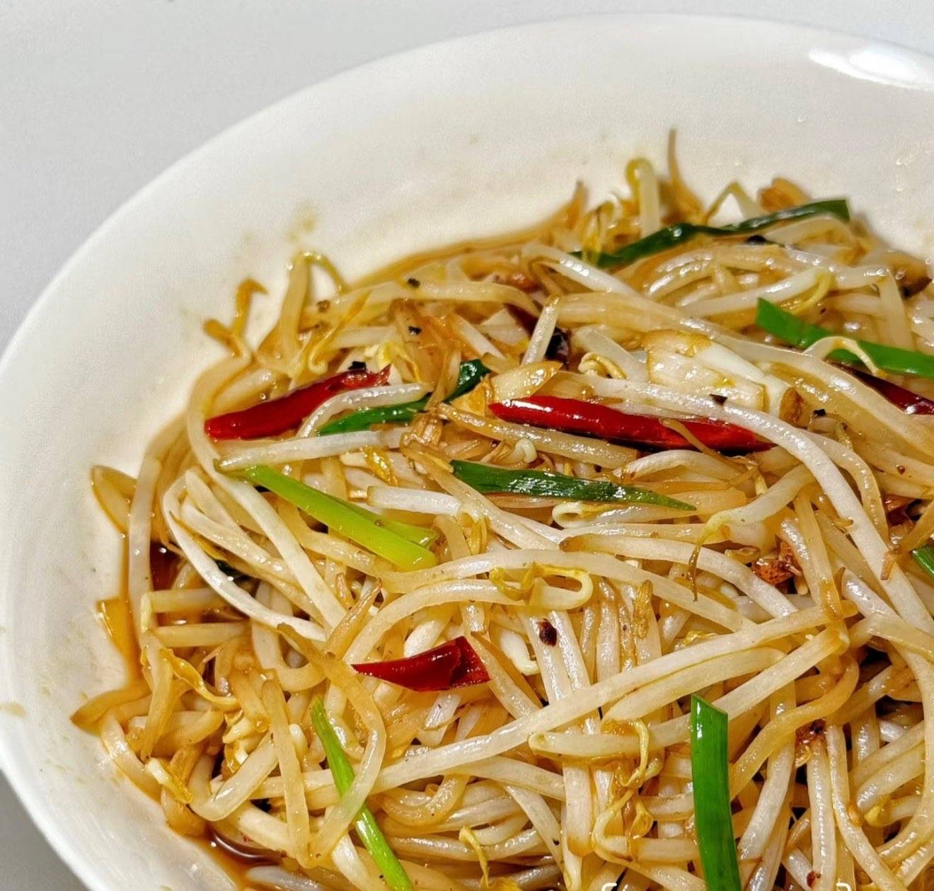 Gebratene Sojasprossen mit Knoblauch (leicht scharf) – Vegan 炝炒豆芽