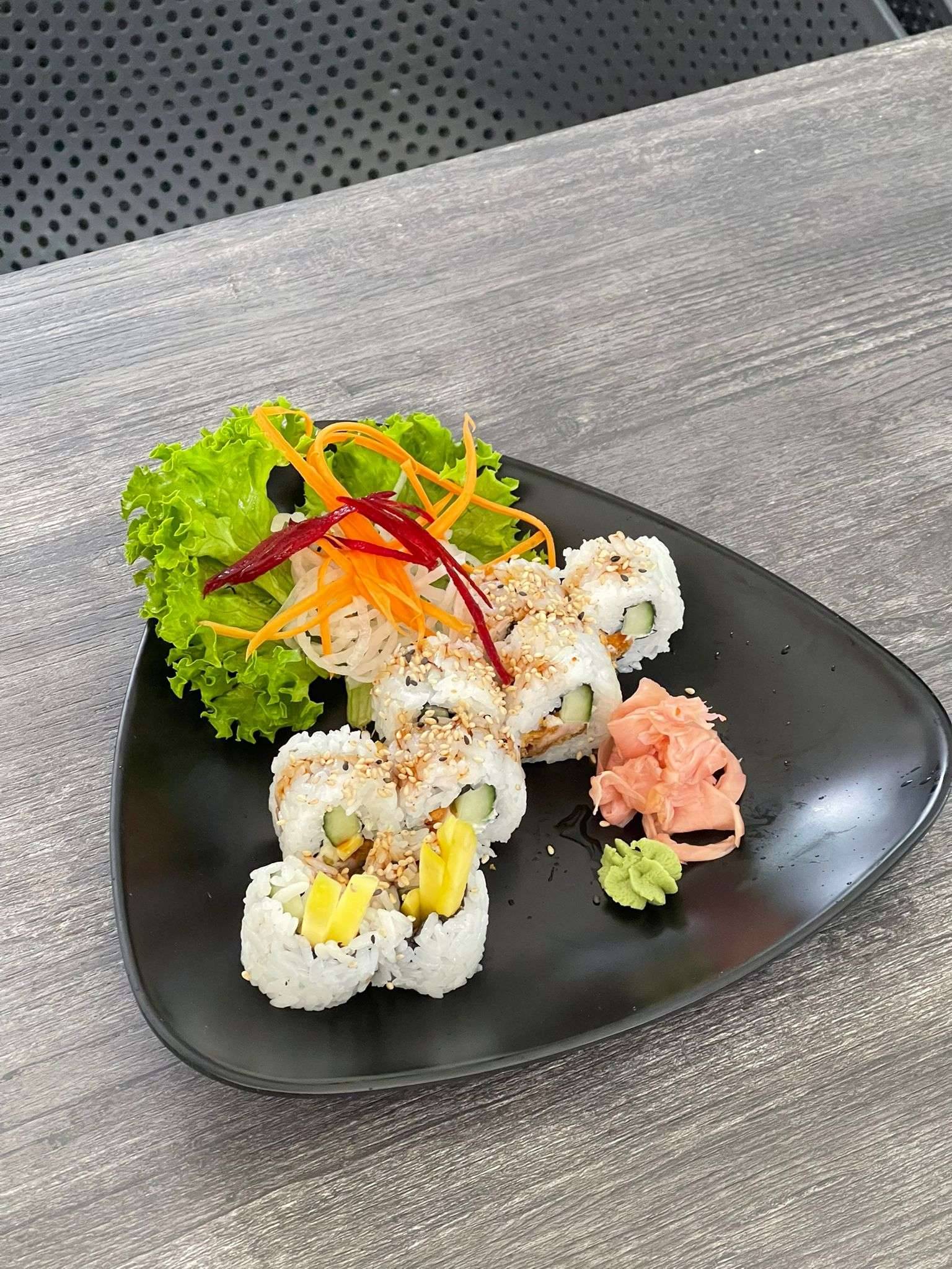 Gebackenes Hühnchen, Mango, Gurken, Sesam, Frischkäse und Unagisoße