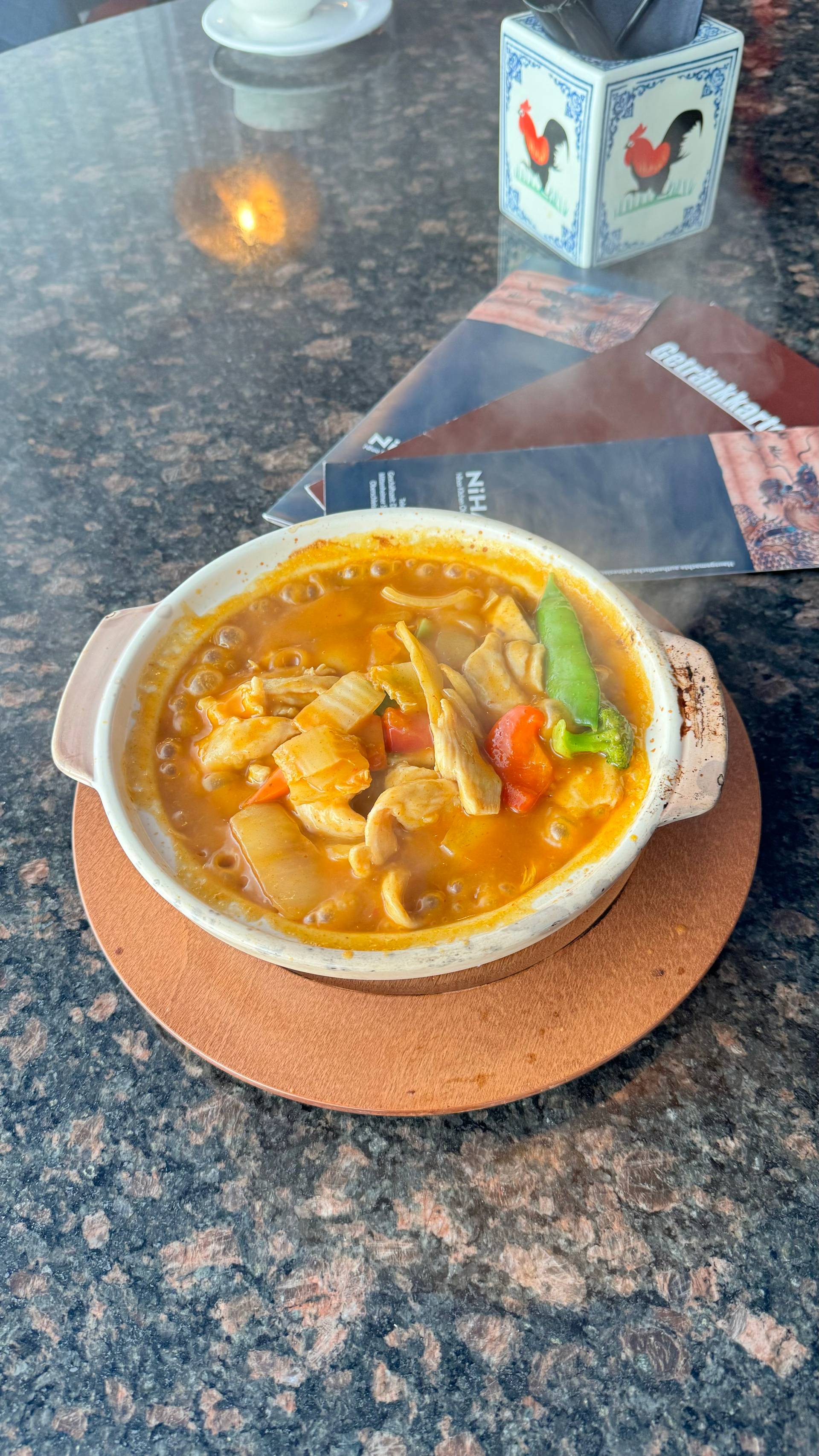 红咖喱鸡Gebratenes Huhn mit Thai Curry Sauce