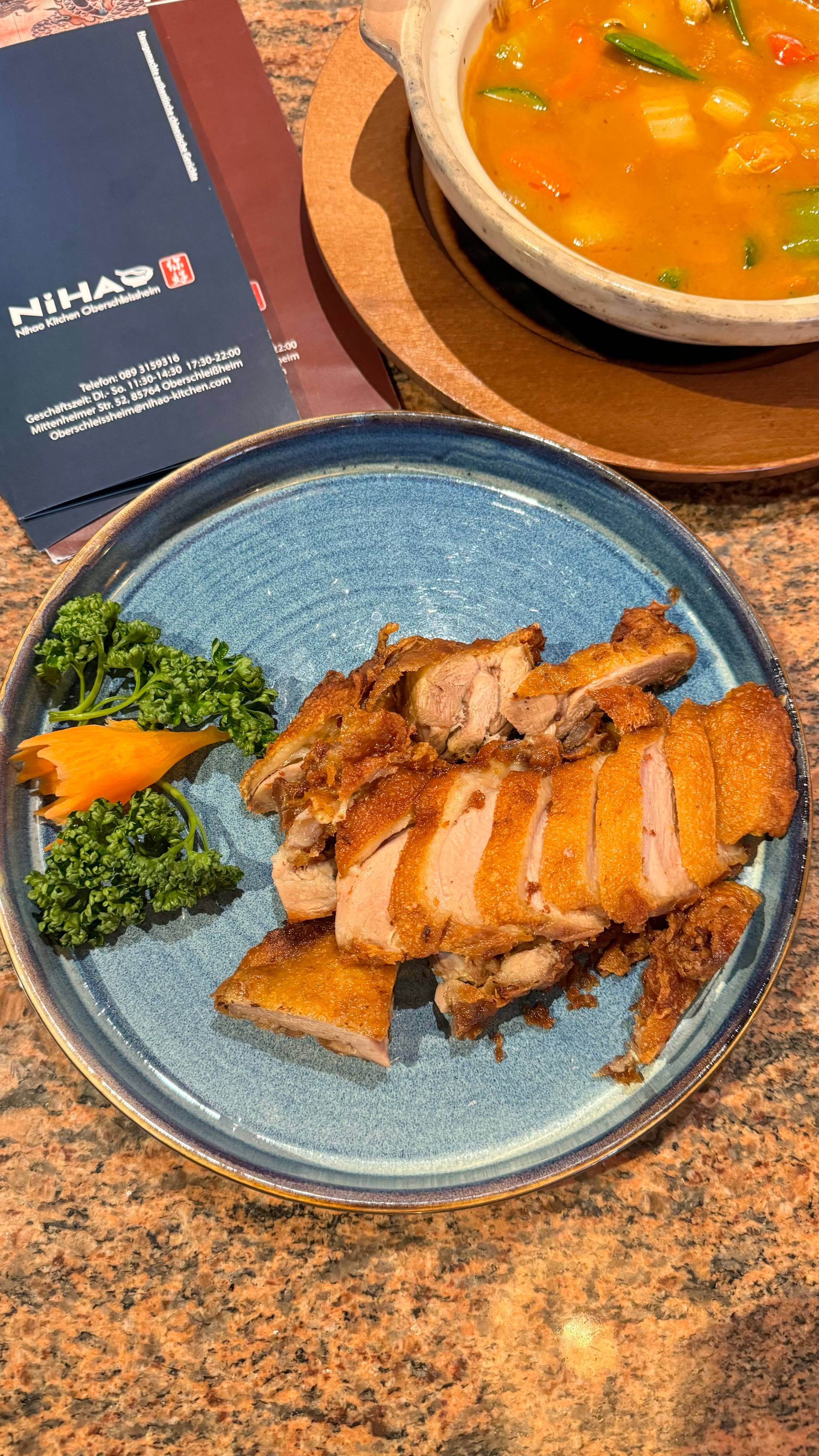 红咖喱炸鸭Knusprige Ente und verschiedenem Gemüse mit Thai Curry Sauce