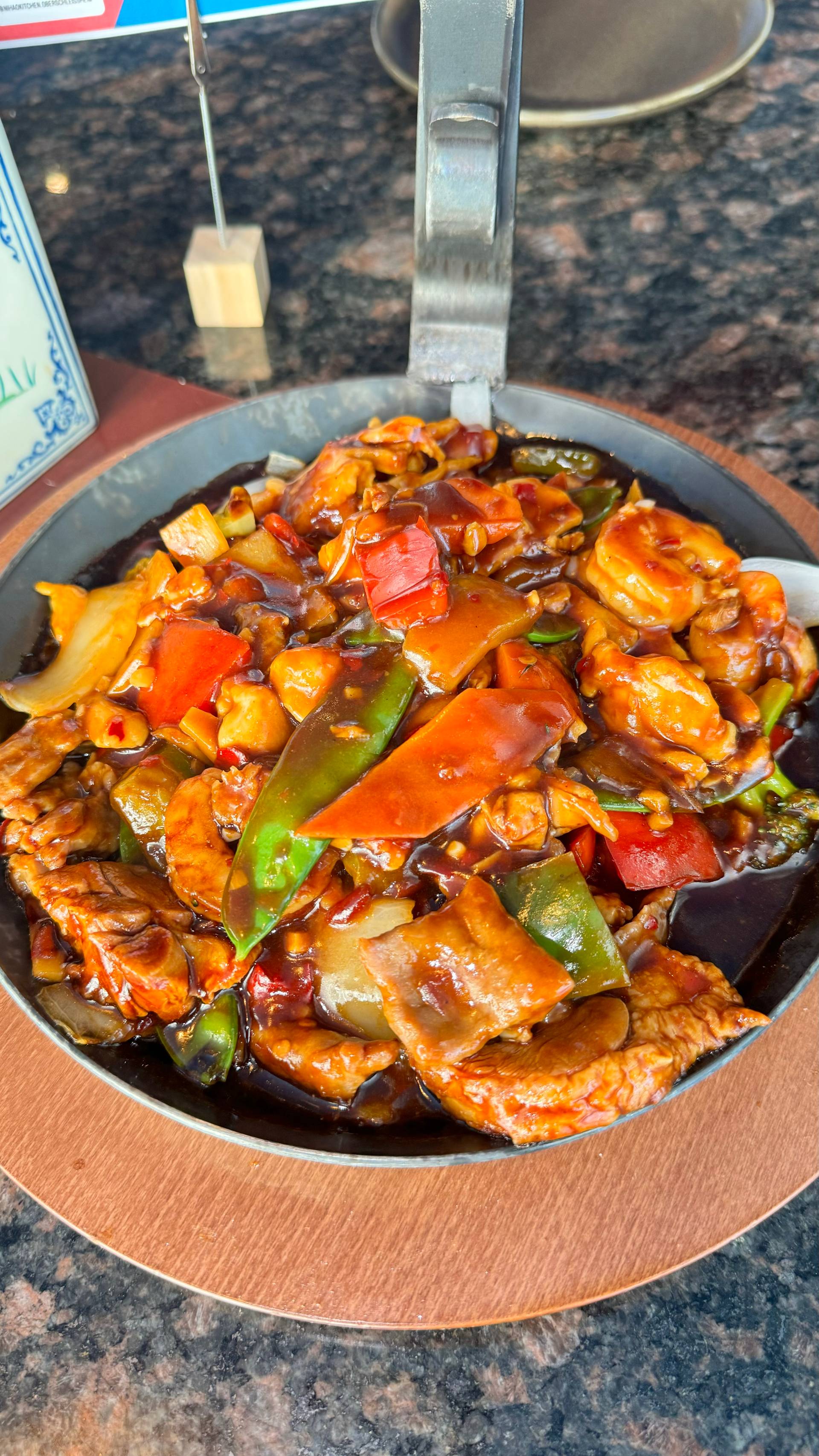 铁板八宝辣酱Acht-Schätze: Gebratene Ente, Garnelen, Rind, Huhn und Gemüse (auf heißer Eisenpfanne)