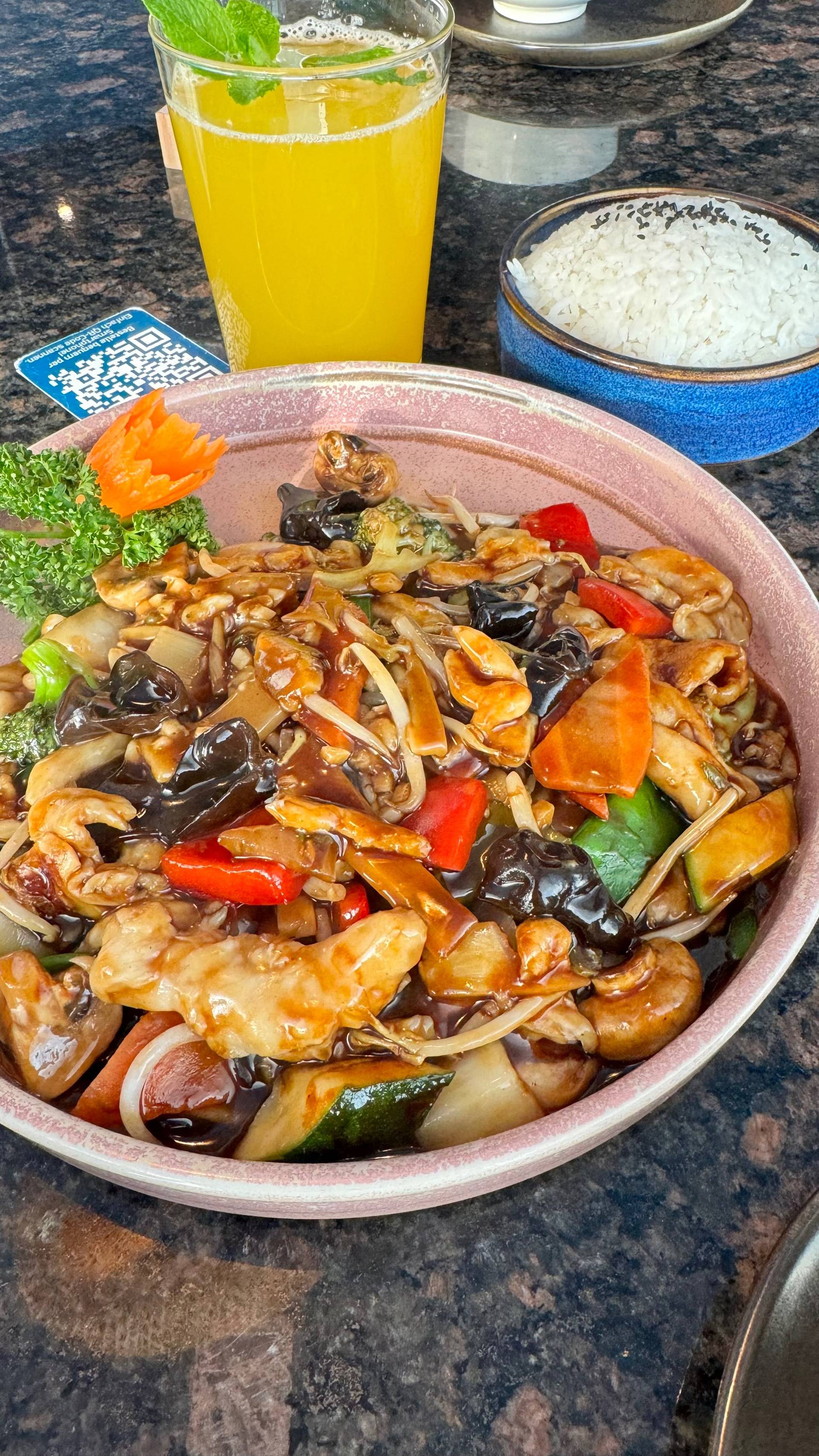 Gebratenes Huhn mit Gemüse 杂菜鸡