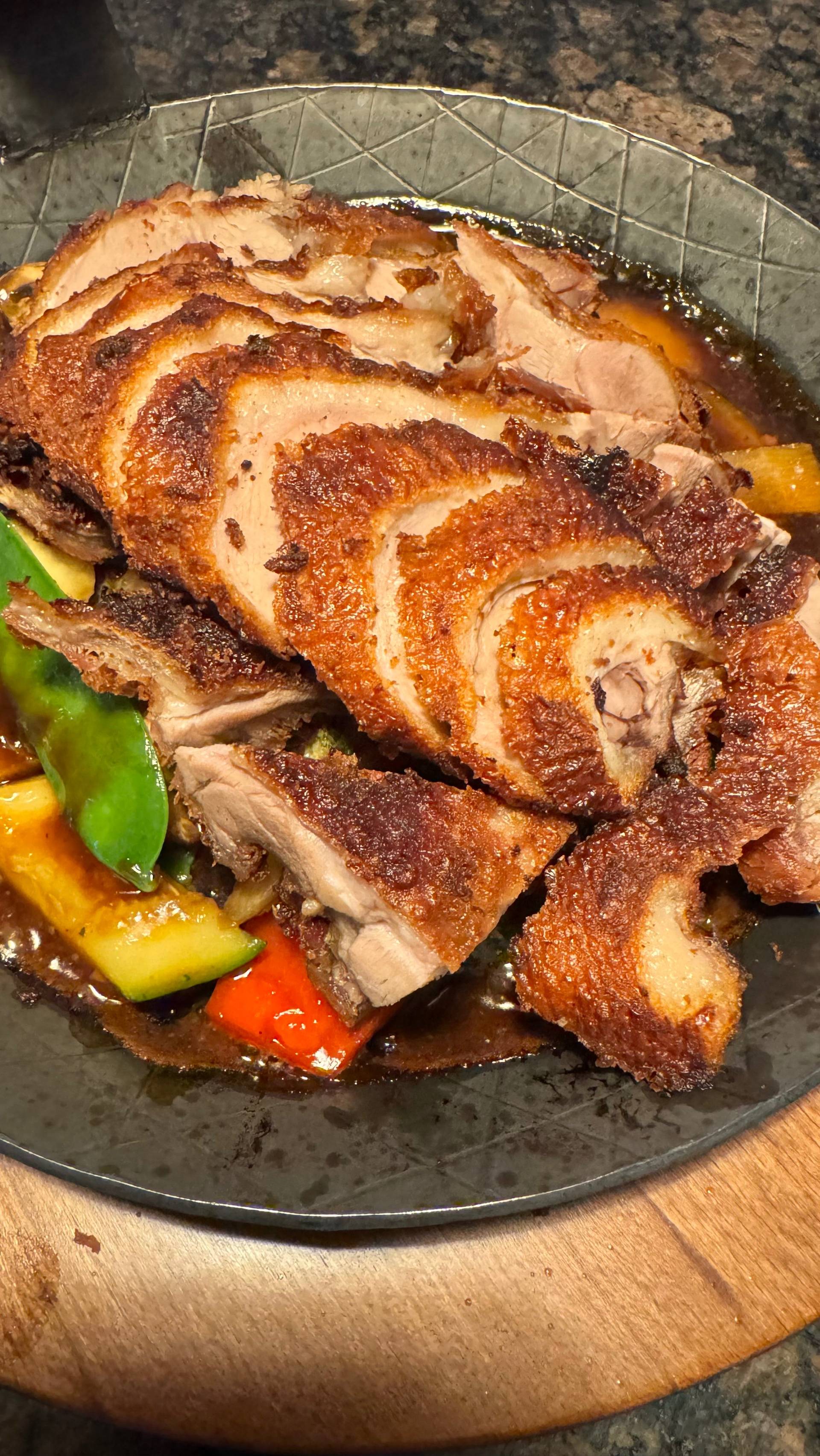 铁板炸鸭Knusprige Ente und verschiedenem Gemüse mit Hoisen-Soße auf heißer Eisenpfanne