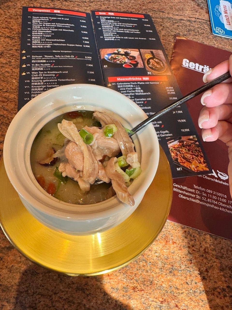 猪肚鸡汤 (小份)Schweinemagen Hühnchen-Suppe (Keine Portion))