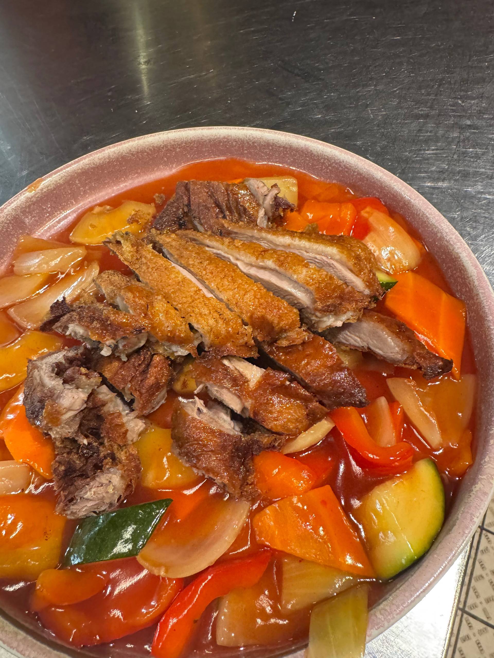 菠萝炸鸭 Knusprige Ente in süß-sauer mit Ananas