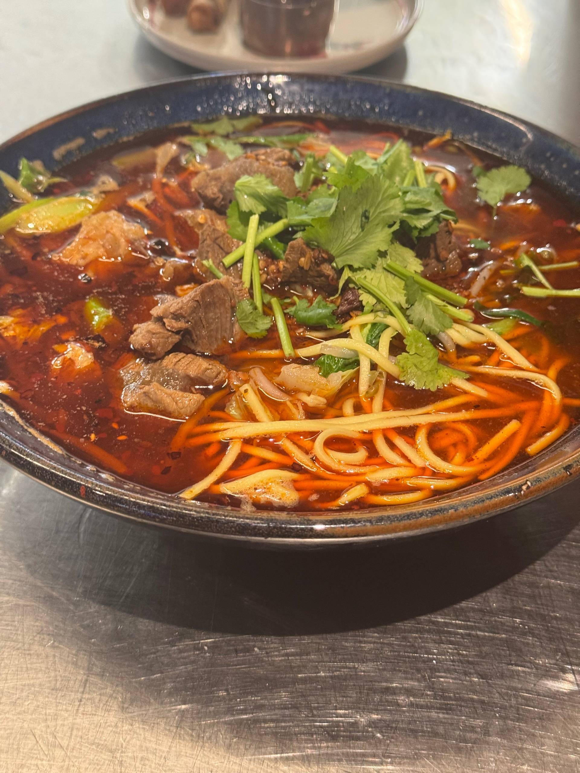 红烧牛肉面 Nudelnsuppe mit geschmortem Rindfleisch (sharf)