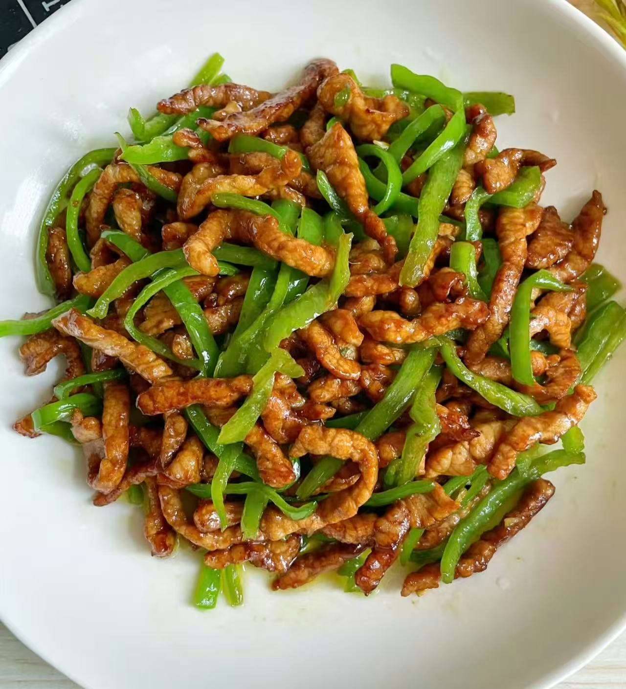 青椒肉丝 Gebratene Schweinefleischstreifen mit grüner Paprika