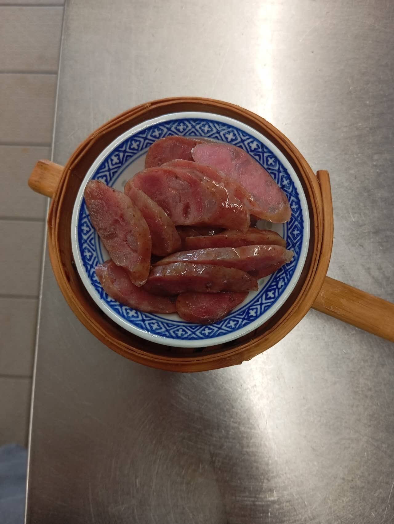 川味玲珑蒸腊肠（微辣） Gedämpfte Sichuan-Wurst „Min-Zhu“ (Mild-pikant)